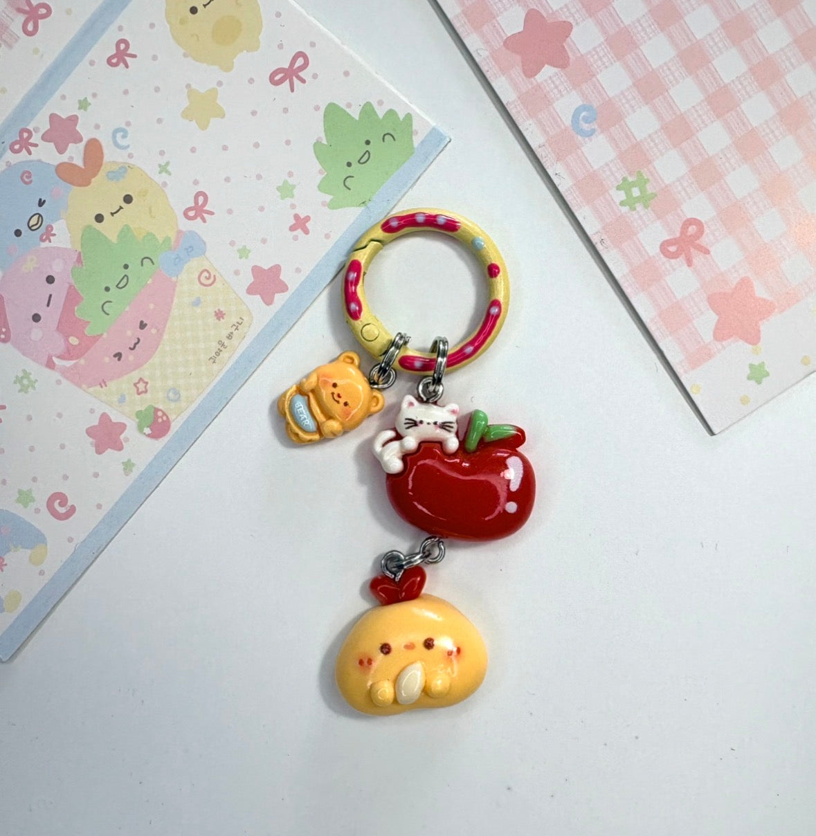 🍎 Ciondolo Kawaii Gattino, Mela & Gallinella 🐔