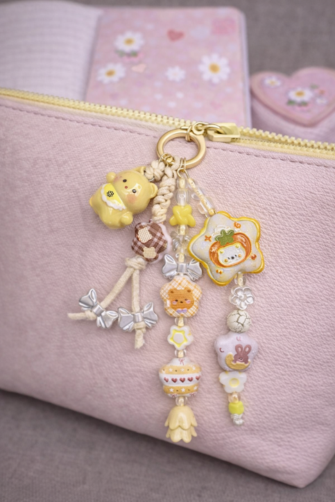 Ciondolo Kawaii Lungo Giallo con Orsetto e Leoncino - Charm Multiuso Fatto a Mano