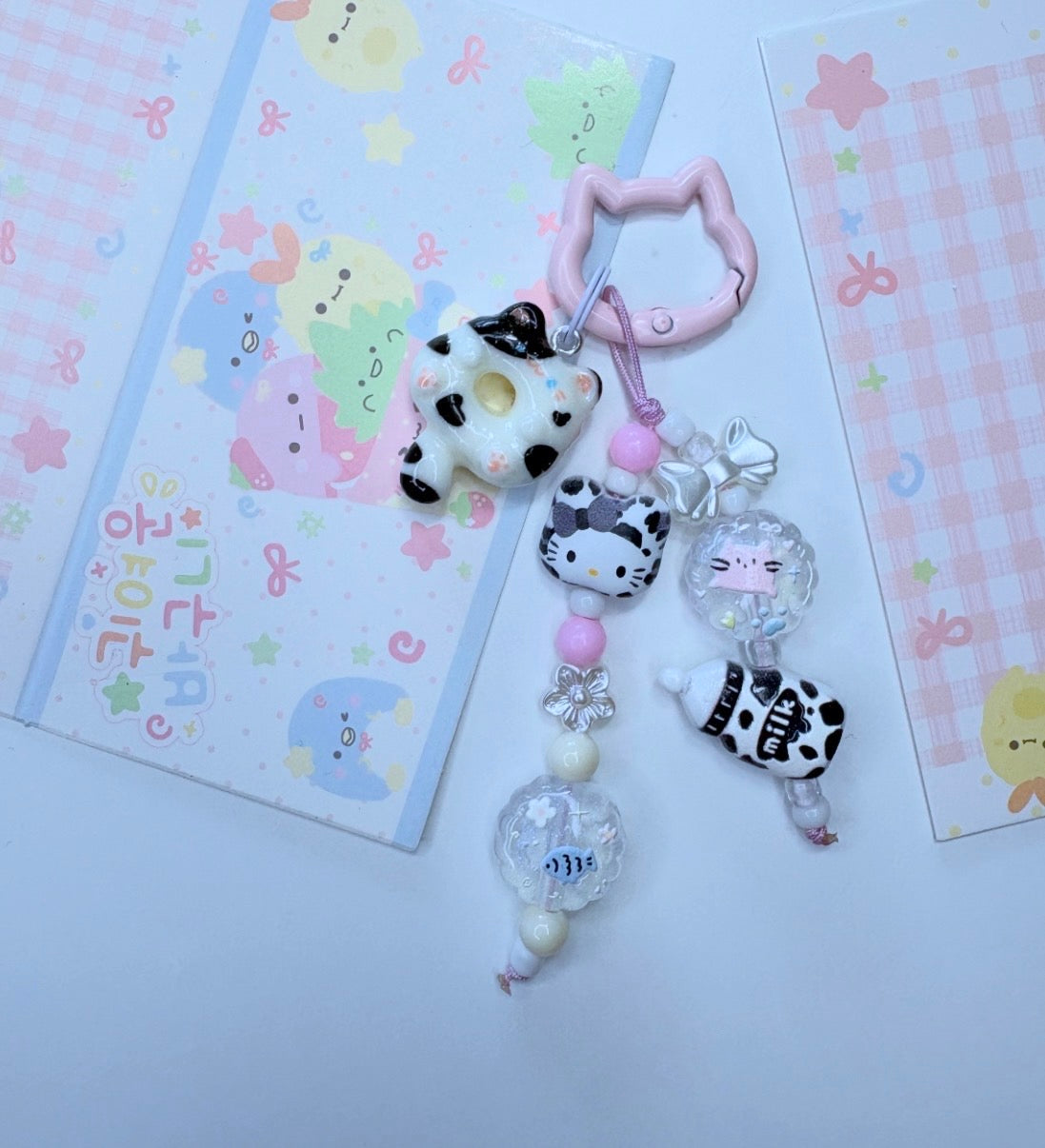 Un mix super cute di rosa, bianco e dettagli black & white 🩷🐾🥛