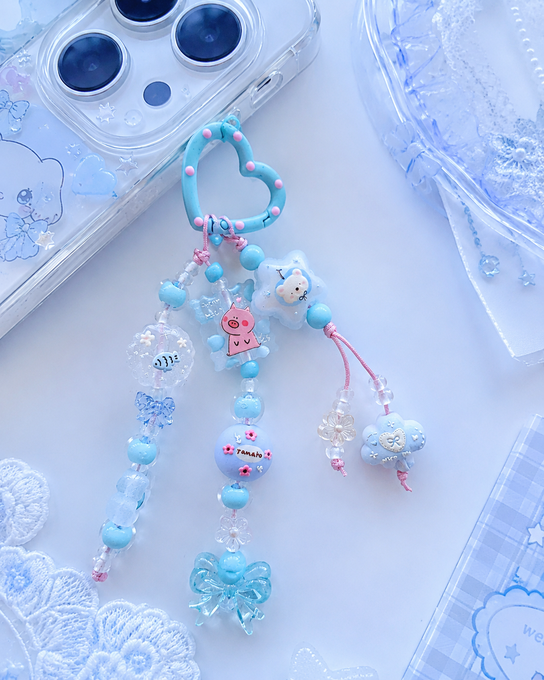 Doppio Ciondolo Kawaii Azzurro con Maialino Rosa Orsetto e Fiocco - Charm Telefono Fatto a Mano