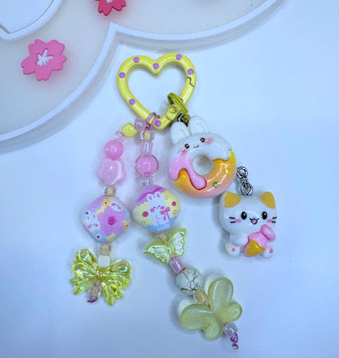 Ciondolo Kawaii Lungo Giallo Verde con Gattino e Farfalle - Charm Multiuso Fatto a Mano