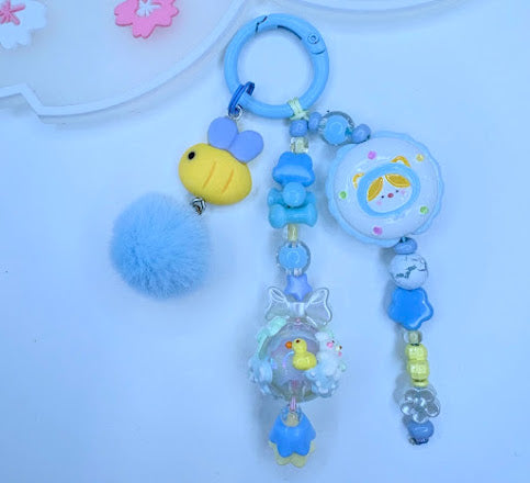 Ciondolo Kawaii Lungo Azzurro con Ape e Pon Pon - Charm Multiuso Fatto a Mano