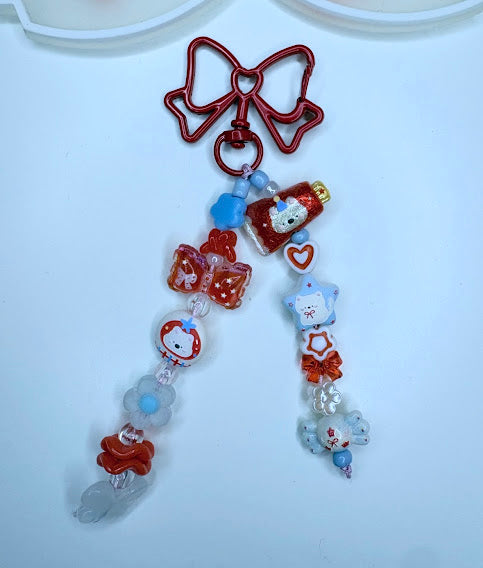 Ciondolo Kawaii Lungo Rosso Azzurro con Gattino e Fiocco - Charm Multiuso Fatto a Mano