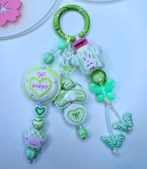 Ciondolo Kawaii Lungo Verde Menta con Coniglietto e Farfalla - Charm Multiuso Fatto a Mano