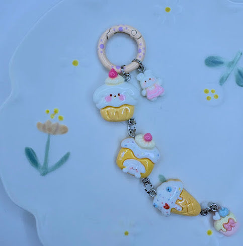 Ciondolo Kawaii Lungo Giallo con Coniglietti e Cupcake - Charm Multiuso Fatto a Mano