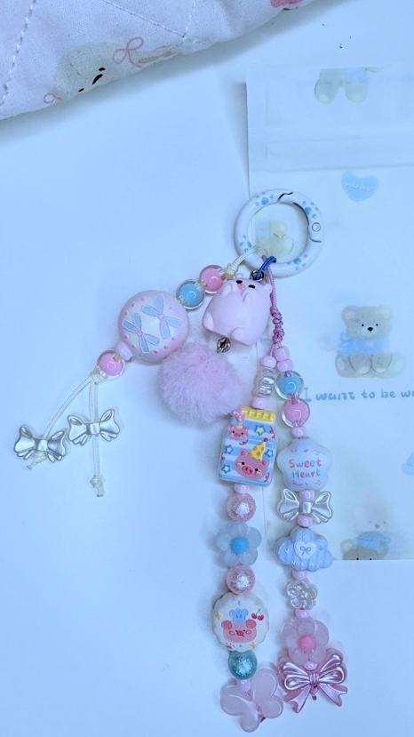 Ciondolo Kawaii Lungo Rosa con Maialino Pon Pon e Fiocchi - Charm Multiuso Fatto a Mano