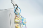 Ciondolo kawaii azzurro/pastello agganciato alla borsa