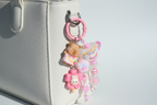 Ciondolo kawaii rosa identico agganciato correttamente alla borsa
